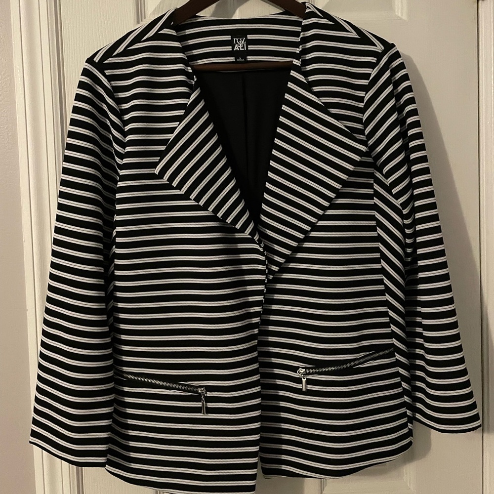 Black and white stripped blazer, size L, brand Roz & Ali